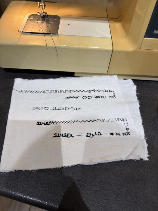 Masina de cusut automata brodat festonat si butoniere SINGER 2210