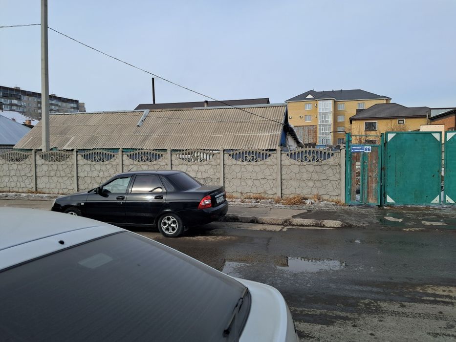 Продам дом в центре города. Есть 2 коммерческии баня в черновом отделк