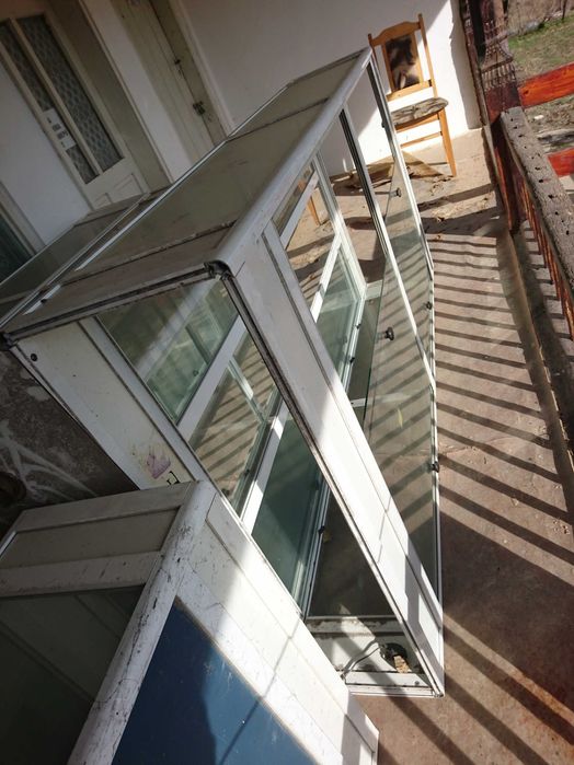 Витрини от алуминии и стъкло,има и осветление.