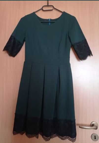 Rochie Verde cu mânecă trei sfert și broderie din dantelă neagră
