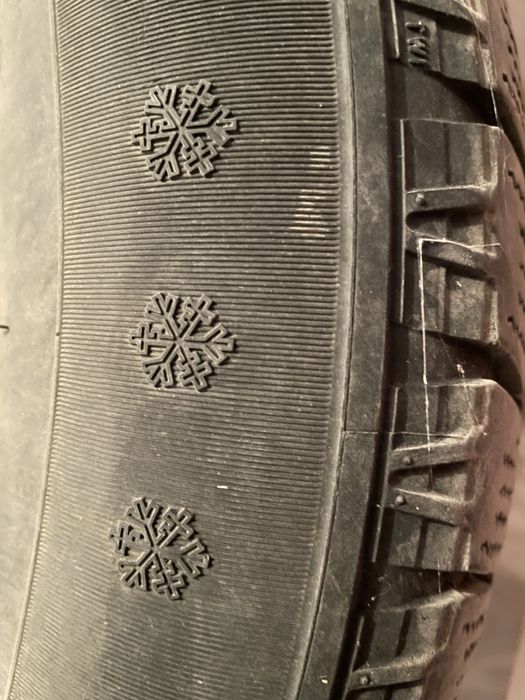 Зимние шины 215.60.R16 с металлическими дисками в отличном состоянии