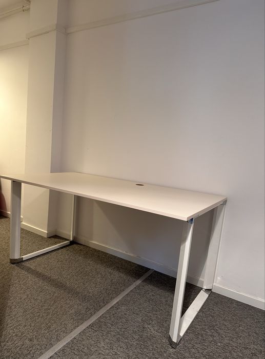 Birou modern pe cadru metalic