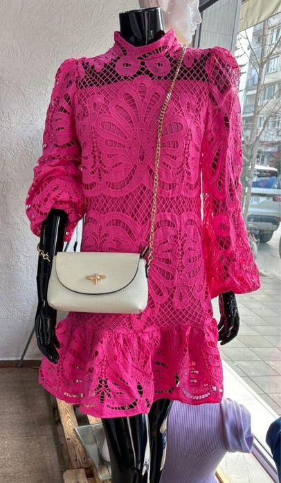 Дантелена рокля екрю