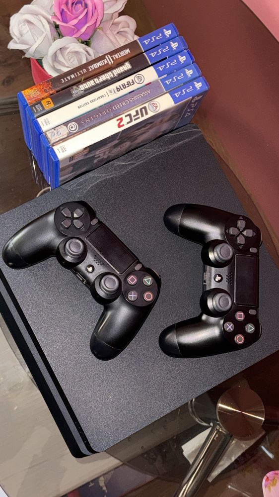 Vand PS4 slim 1TB+ doua controllere