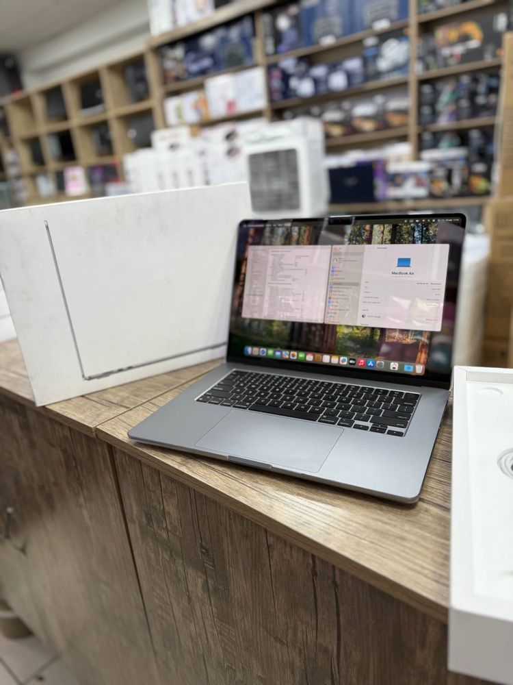MacBook Air 15 inch M2 8gb/256 SSD B/U