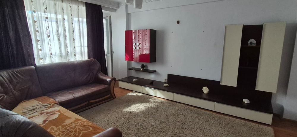 De închiriat apartament cu 3 camere