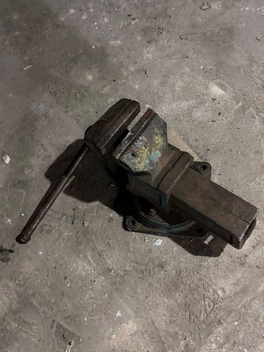 Продам тиски советские средние