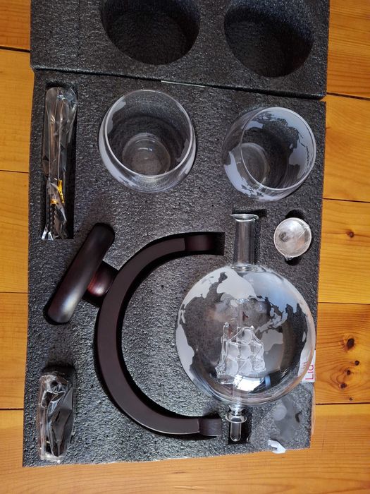 Сет за уиски със стъклен декантер глобус, 2 чаши и камъни за охлаждане