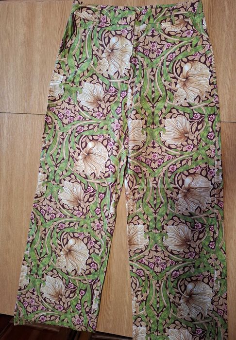 Pantaloni H&M de vară largi fond verde cu imprimeu floral mărimea M-L