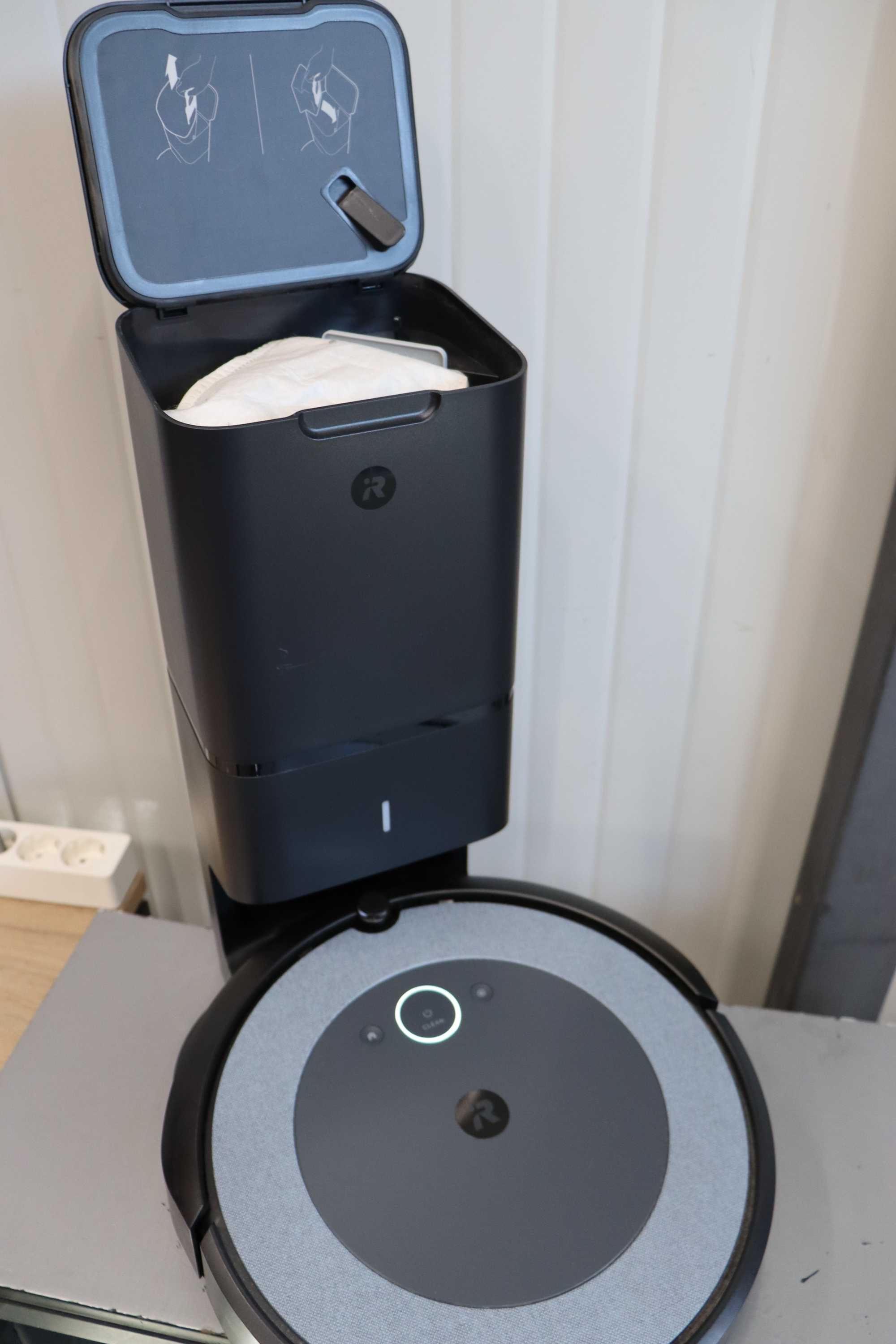 Робот прахосмукачка със самопочистваща станция iRobot Roomba i3+ i3554