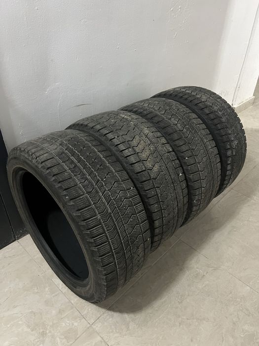Продаю зимние шины 235/45 R18