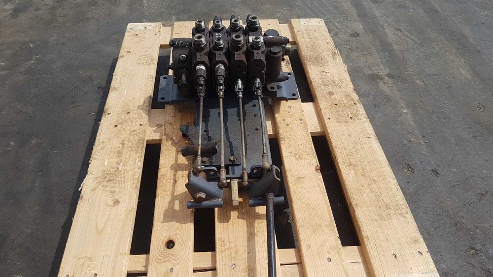 Distribuitor hidraulic Husco pentru buldoexcavator JCB