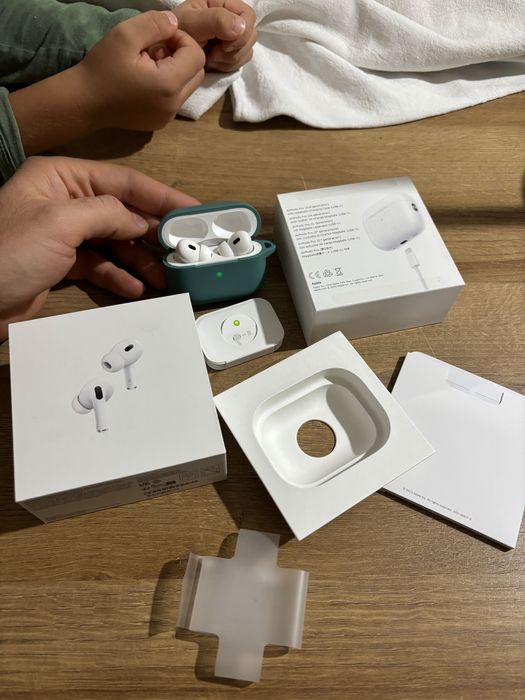 Продавам ОРИГИНАЛНИ Apple AirPods Pro (2nd Generation) с USB-C