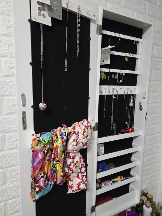 Шкаф за бижута с огледало и ключ