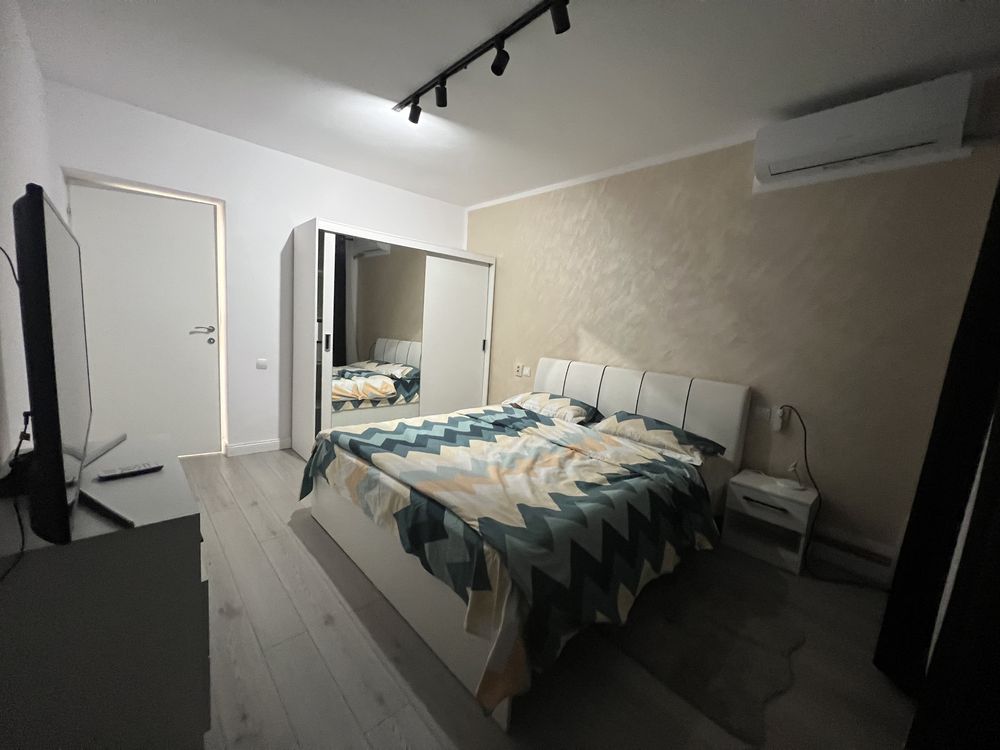 Închiriez in regim hotelier apartament cu 2 camere decomandat