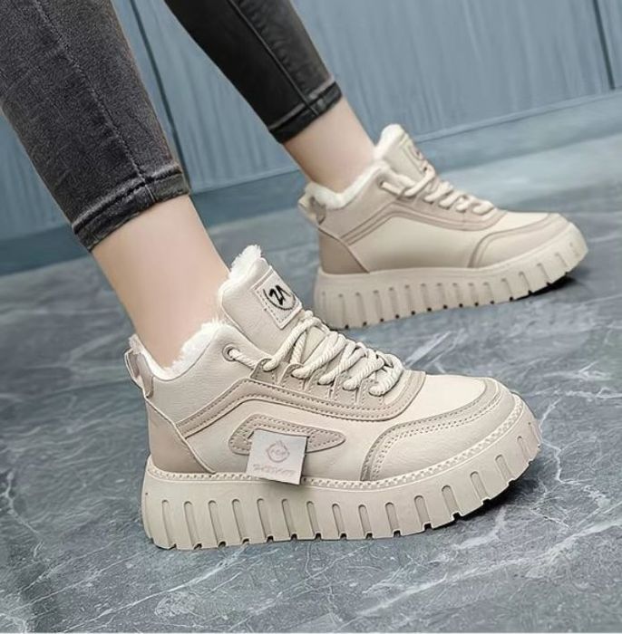 Продам женские зимние кроссовки