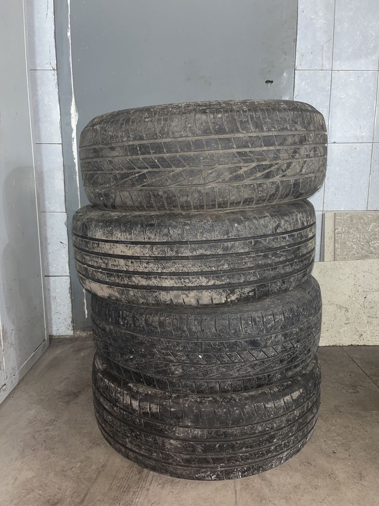 б/у резина размером 235/60R18