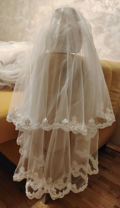 Rochie de mireasā cu accesorii si coronitā