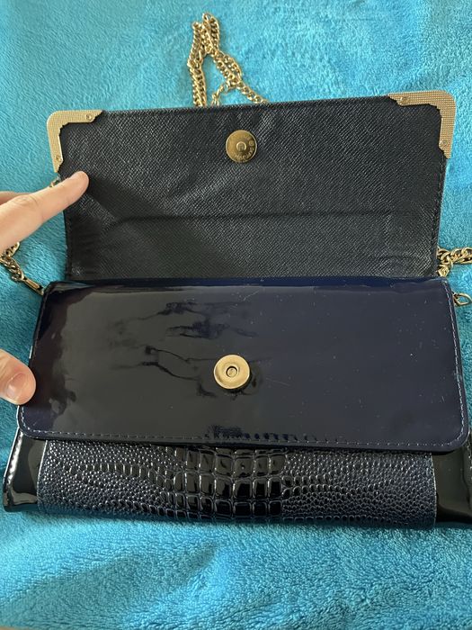 Geanta tip plic piele lacuita Prada 16x3x23 cm in stare perfecta