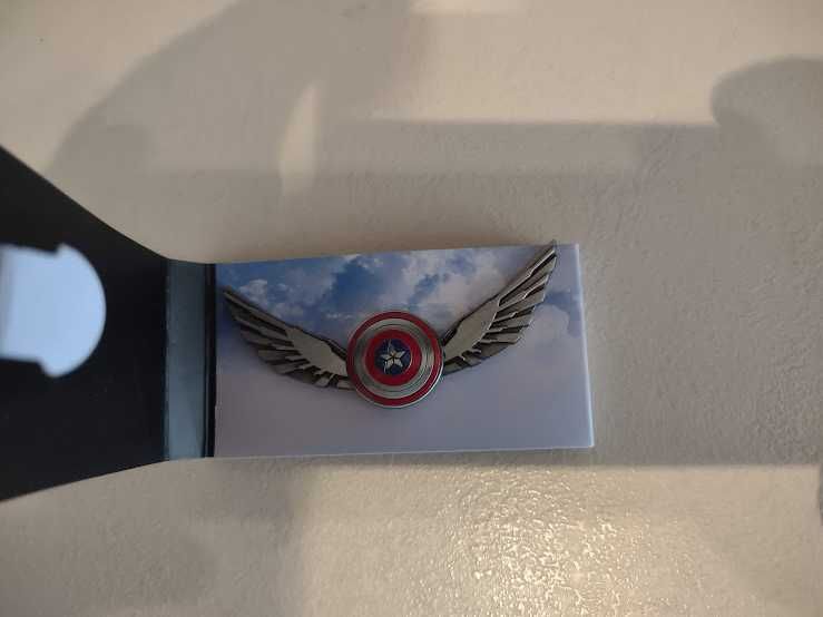 set notebook ,insigna si  casti wireless marvel captain america