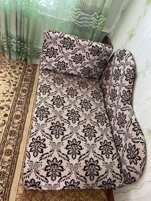 Продаю диван в хорошем состоянии в гостиную в количестве  2 штуки.