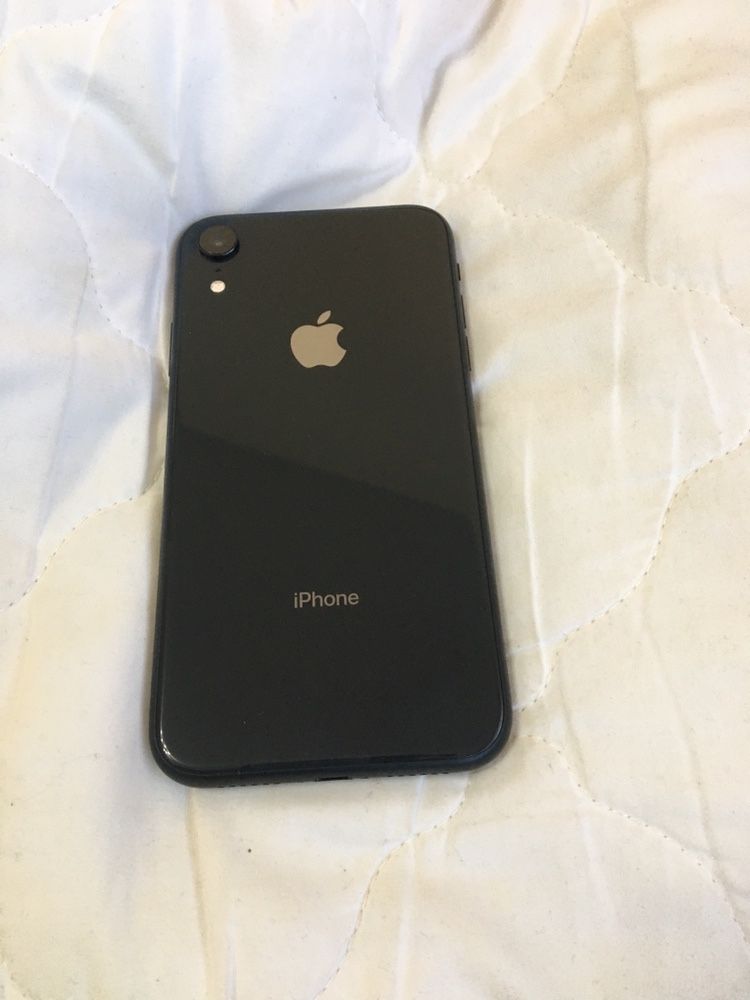 iPhone XR 128gb черен на цвят