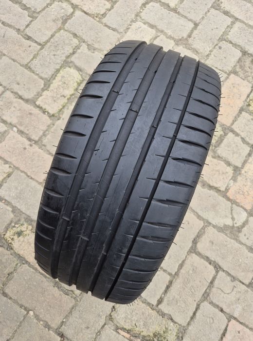 O bucată 235/40 R18 vară - una Bridgestone Michelin Goodyear