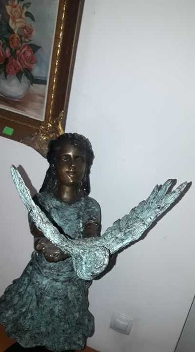 Statuie de colectie din bronz fetita cu porumbel
