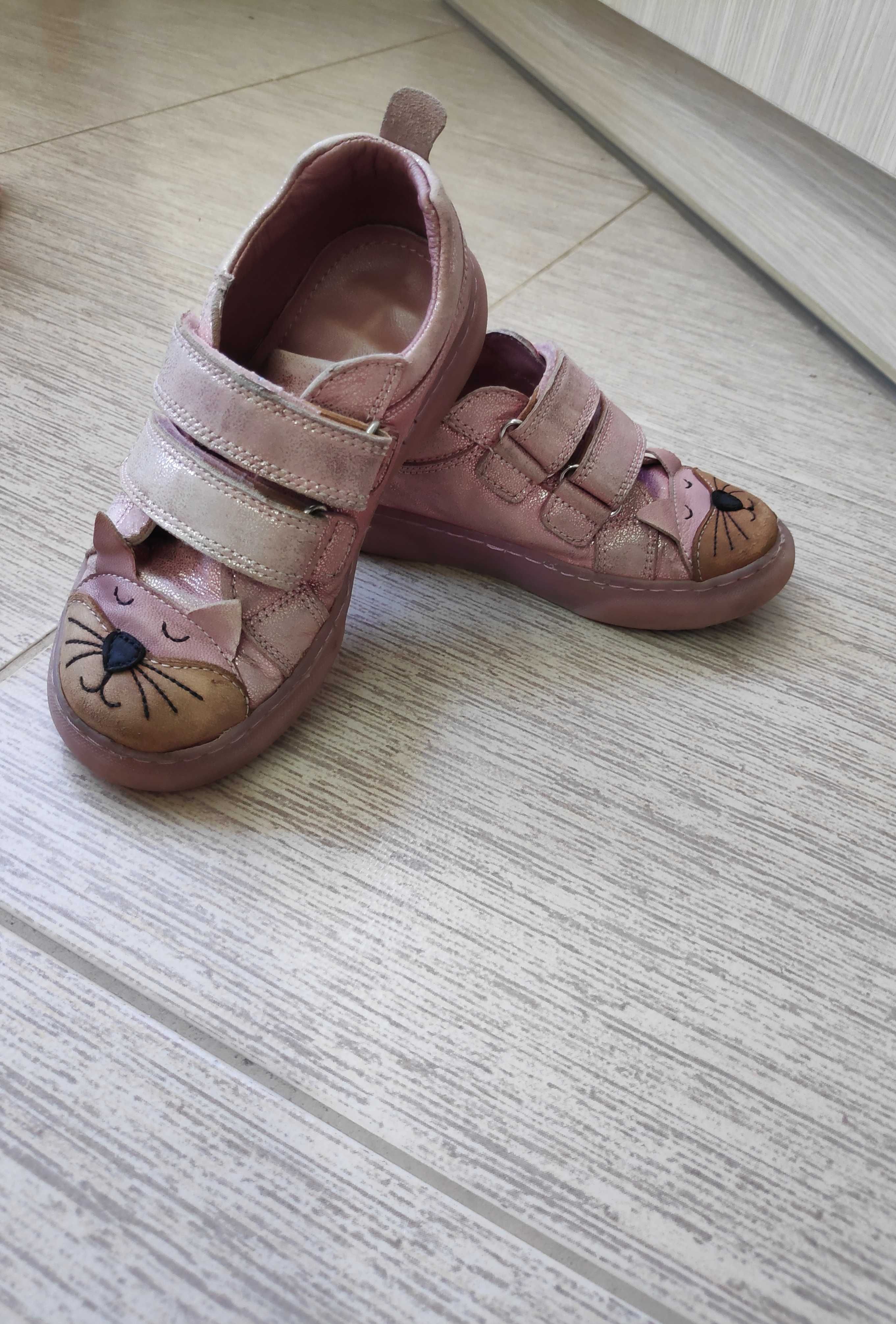 Обувки Lasocki 26 - 28 номер, Skechers 25, кроксове КК 26/27 номер