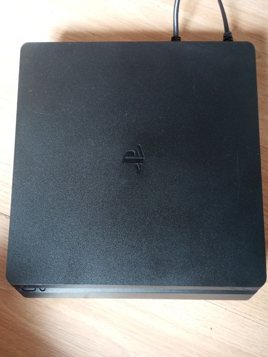 Продам PS4 slim 1tb