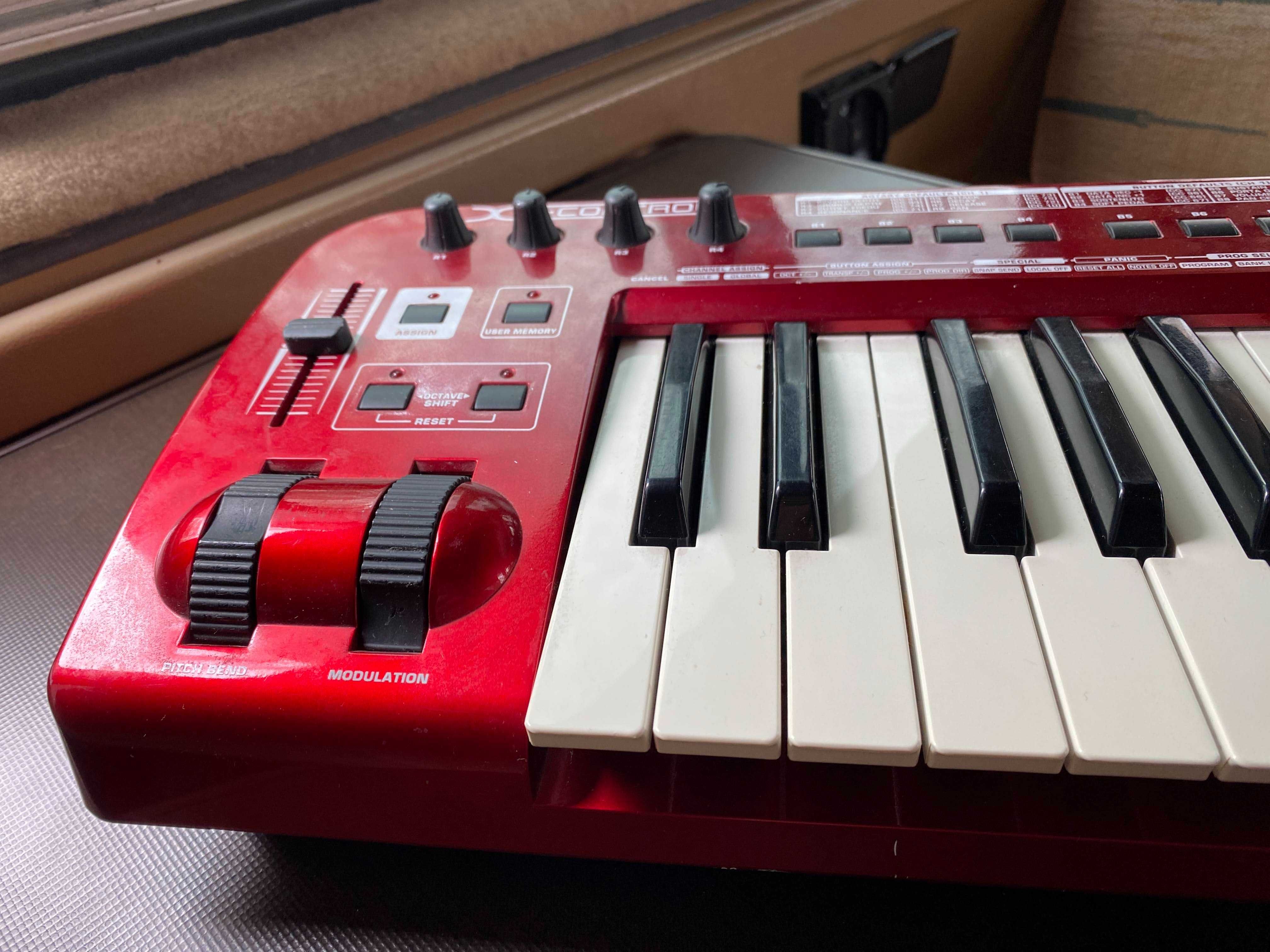 Midi-клавиатура Behringer UMX 250