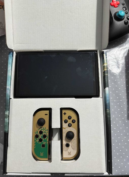 Vand NINTENDO SWITCH OLED ZELDA limited edition,plus 6 jocuri