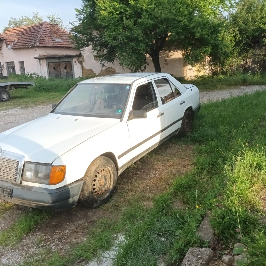 Продавам Mercedes 124 два броя на ЧАСТИ само 200 Dizeel и 200 бензин.