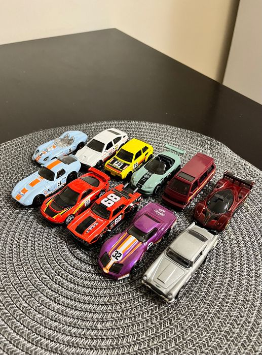 Продавам колички Hot wheels