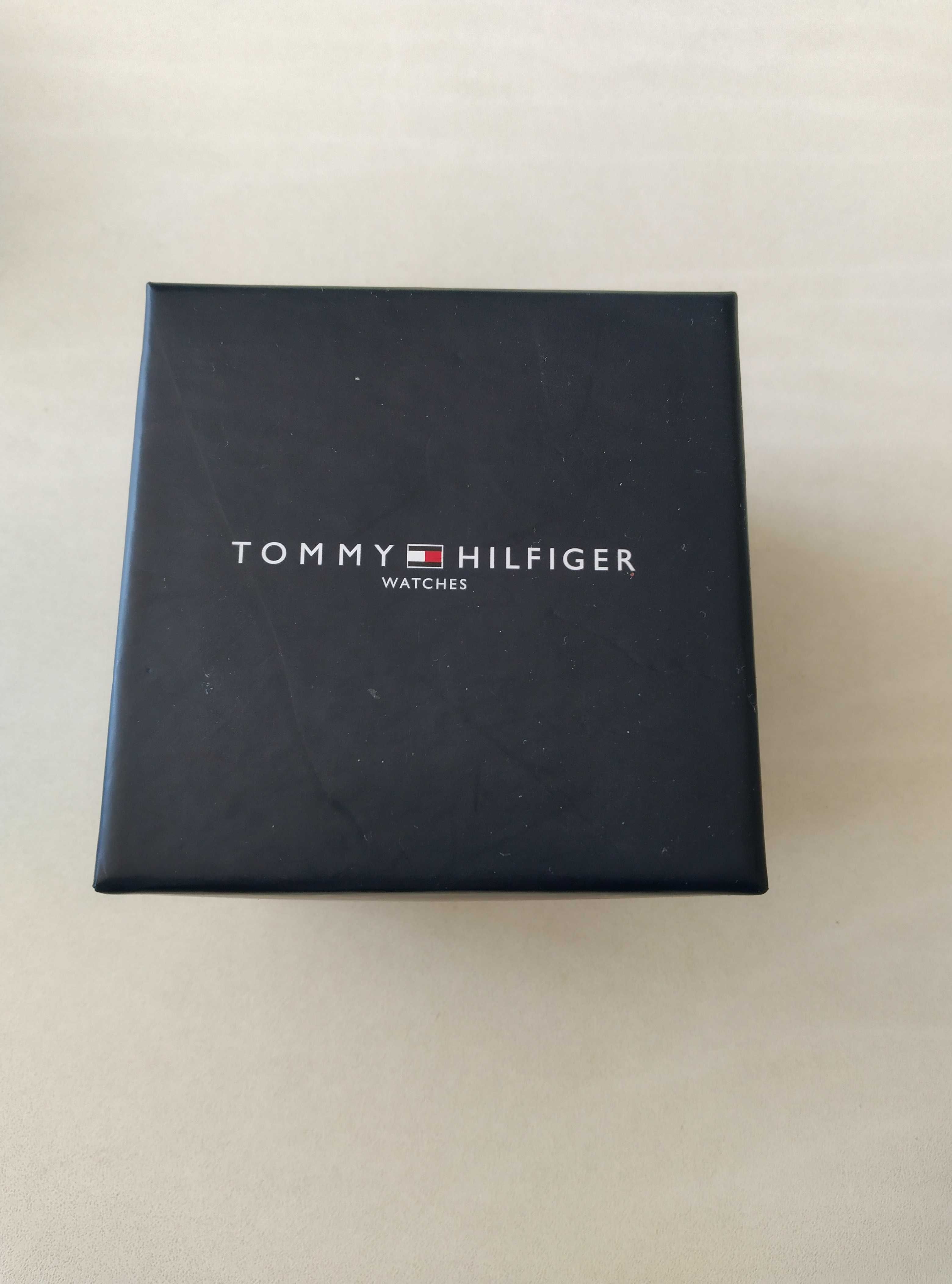 Часовник tommy hilfiger черен