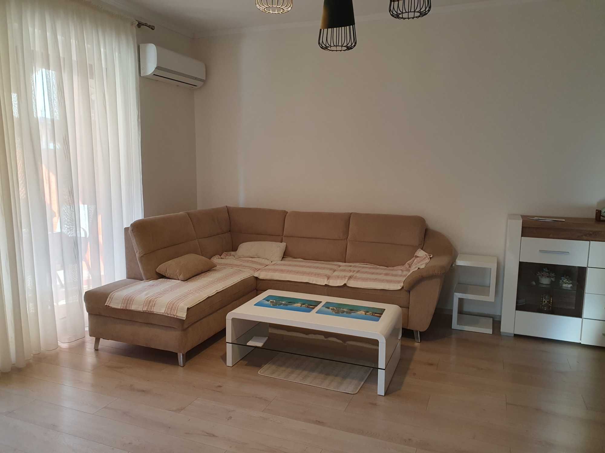 Inchiriez apartament 3 camere cu  gradina si doua locuri de parcare