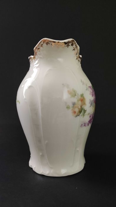 Една прекрасна порцеланова каничка/латиера