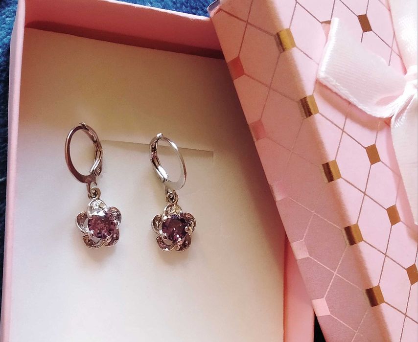 Нови, сребърни обеци. Малки, нежни модели, различни модели.