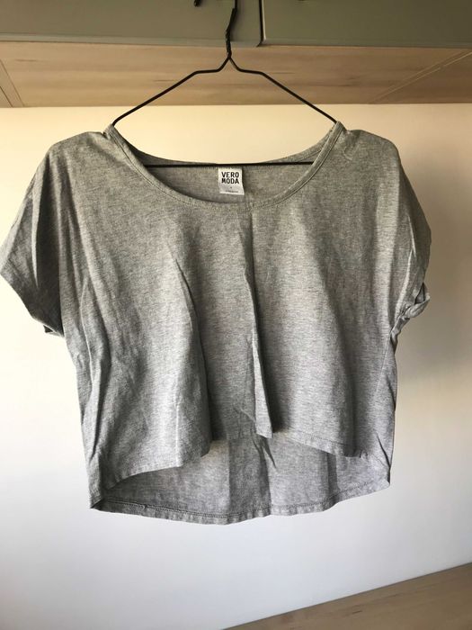 Tricou gri scurt pentru femei Tricou crop de damă (Top Crop) Vero Moda