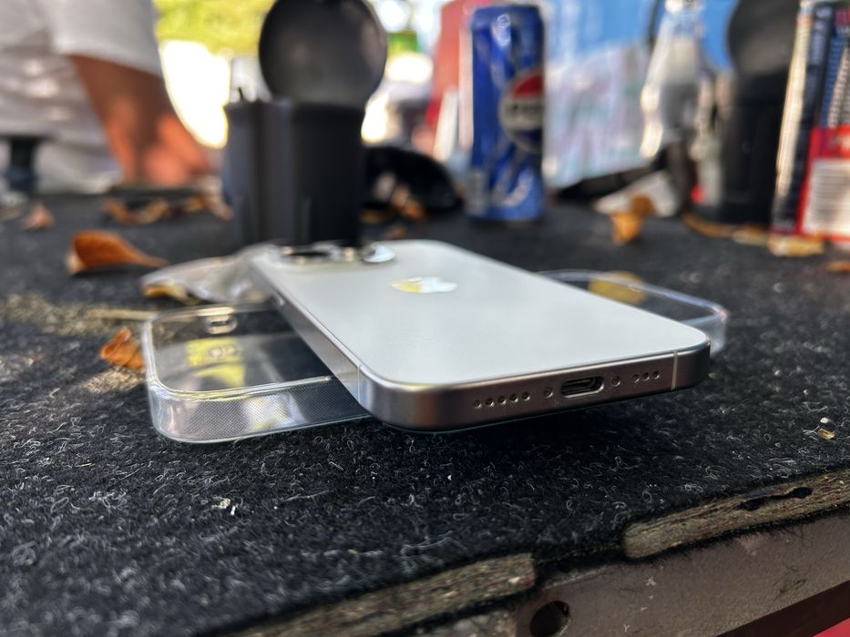 Iphone 15 pro white