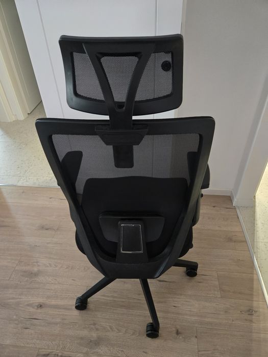 Scaun de birou ergonomic – ca nou, cu suport lombar și material textil