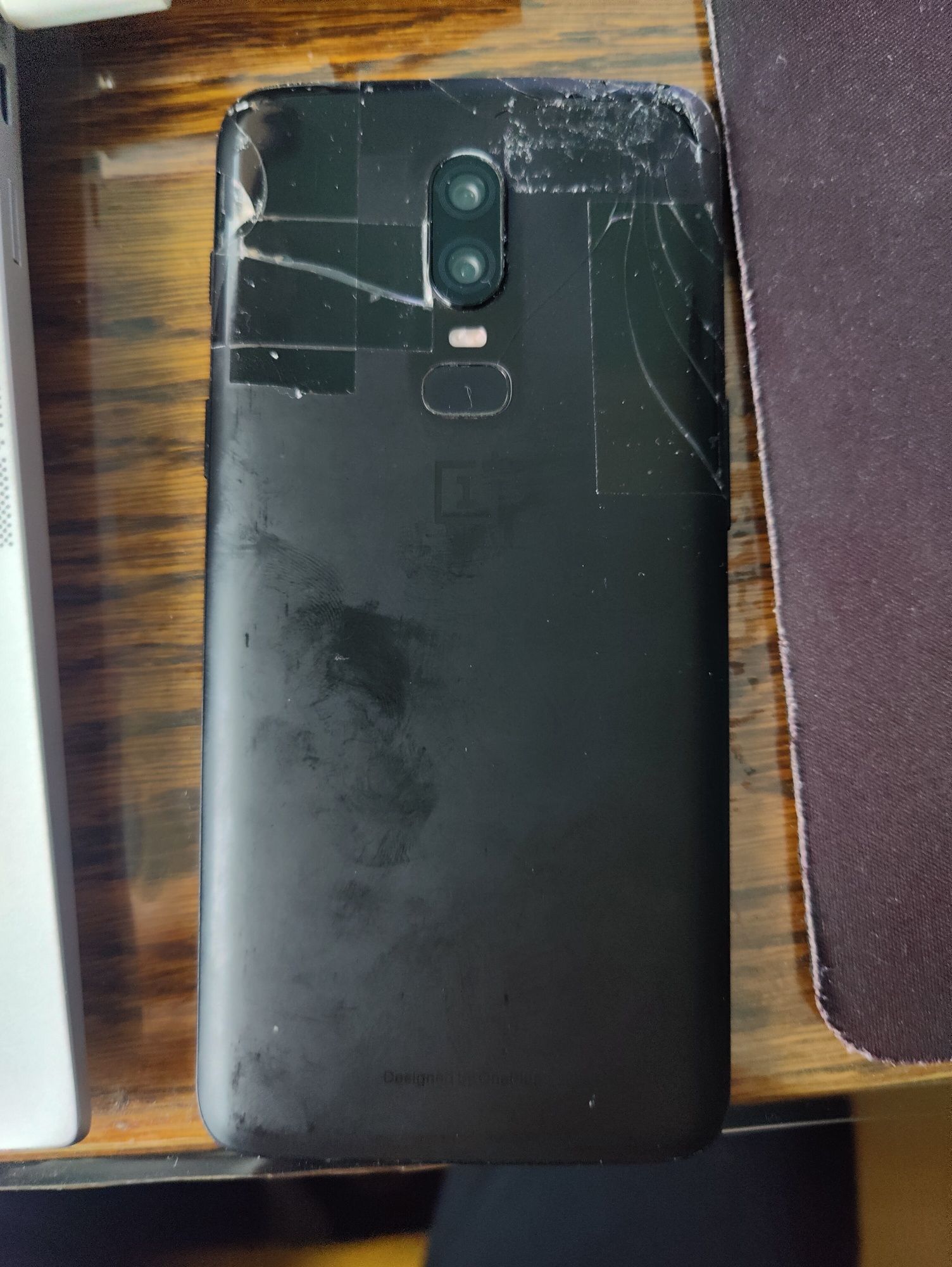 Telefon Smartphone OnePlus 6 - Ecran defect spate crapat pentru piese