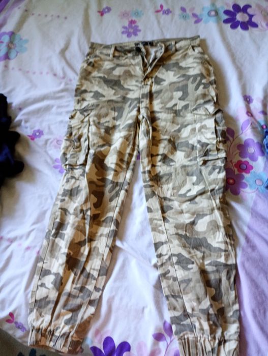 Pantaloni tip militar