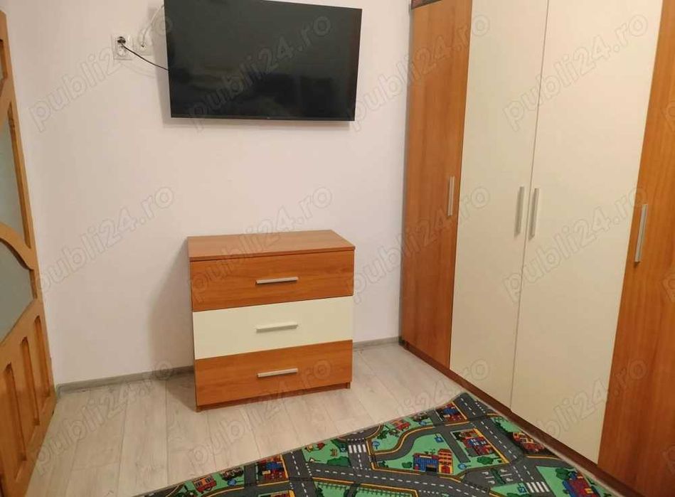 Proprietar vând apartament cu 3 camere la curte comună