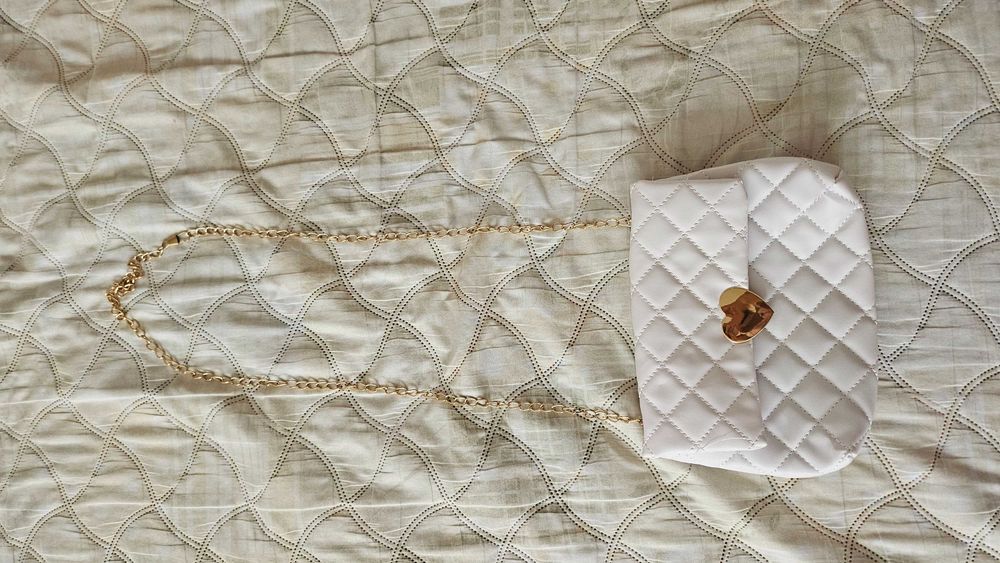 Бяла коктейлна чанта