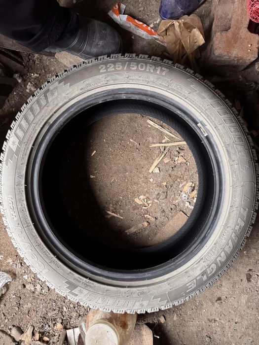 Продам Зимние шипованные шины 225/50R17