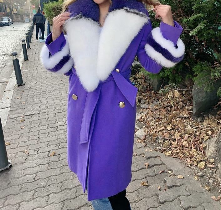 Вталено палто с колан с яка и ръкави от естествен косъм лисица в лилав