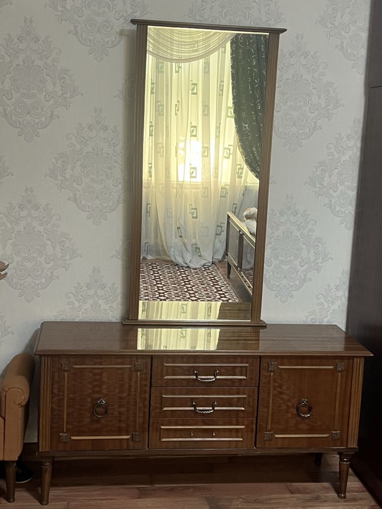 Камод с зеркалом в спальню . Продается
