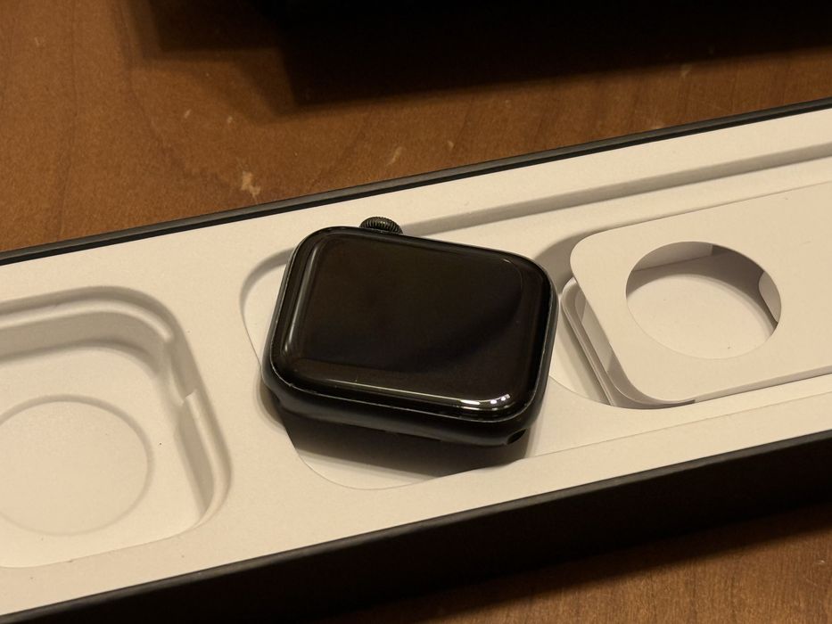 Apple Watch SE Nike 44mm Space Grey - перфектен