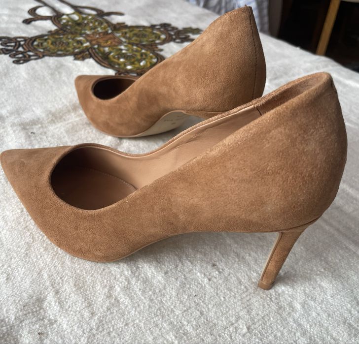 Продавам елегантни кафяви обувки от велур